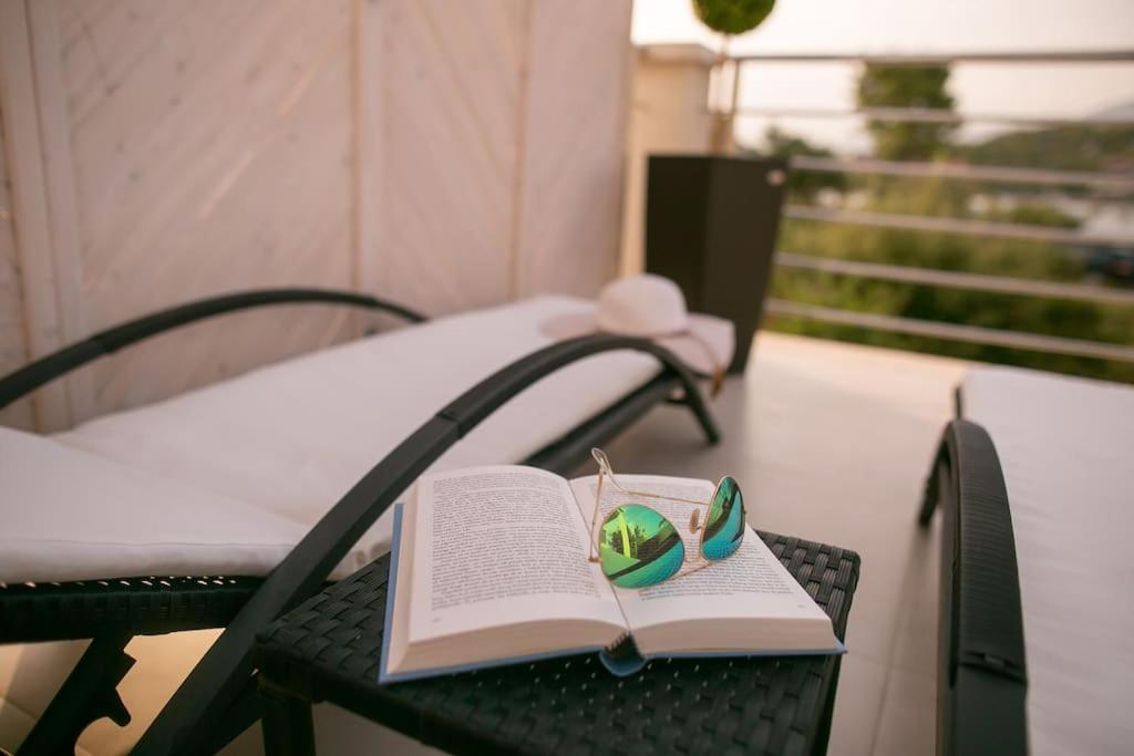 Villa Kora - Luxury Holiday Apartments Lumbarda Buitenkant foto